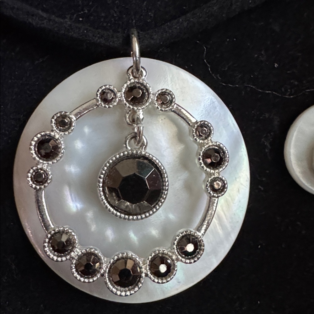 Elegant Silver and Black with Mother of Pearl backs Jewelry Set 8.5" - Picture 4 of 5